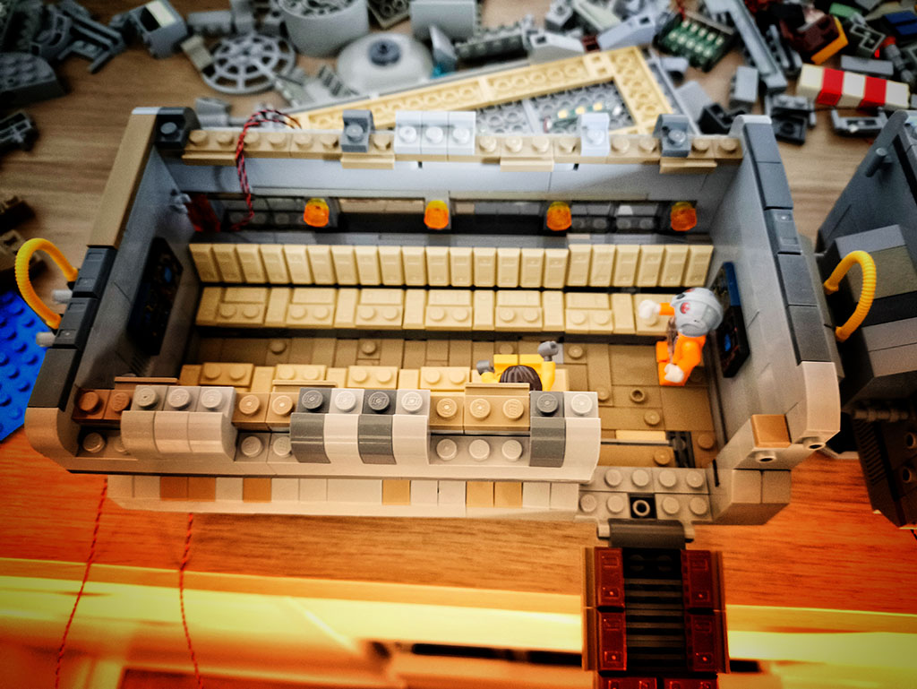 Wagon passagers LEGO du train de Savareen – vue intérieure avec sièges