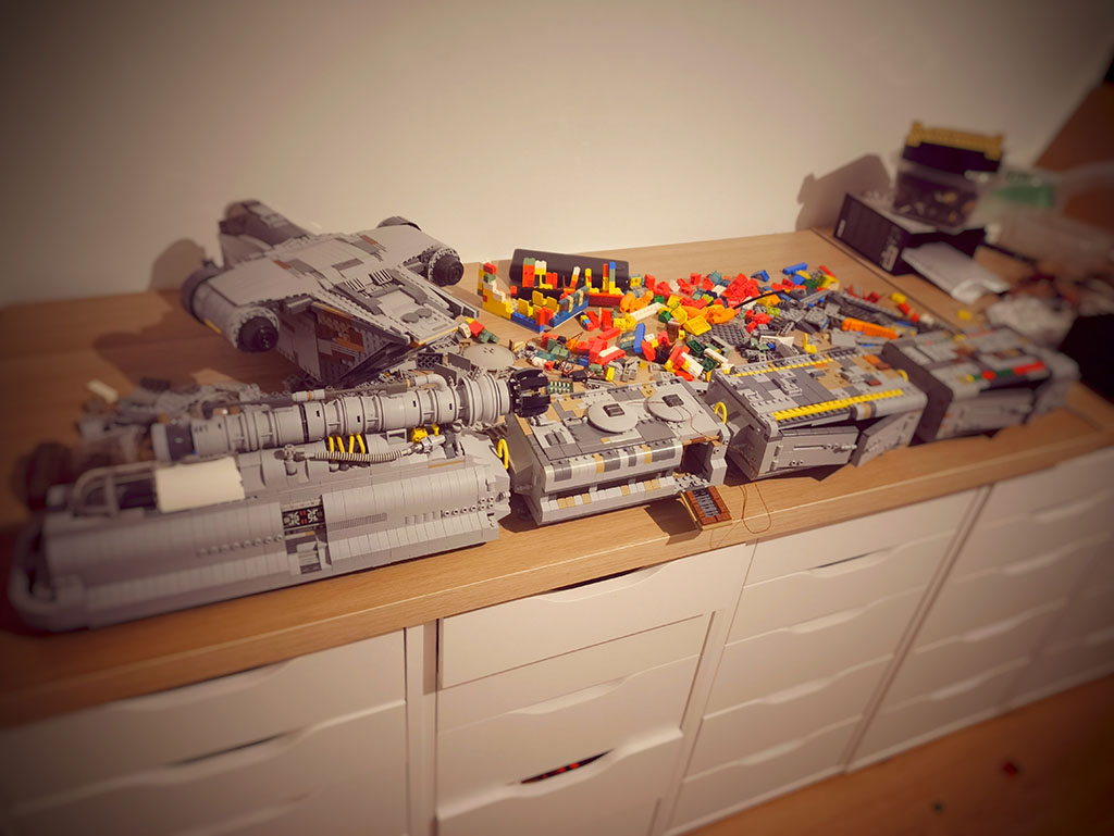 Construction du train LEGO à répulsion en plusieurs modules – diorama en cours
