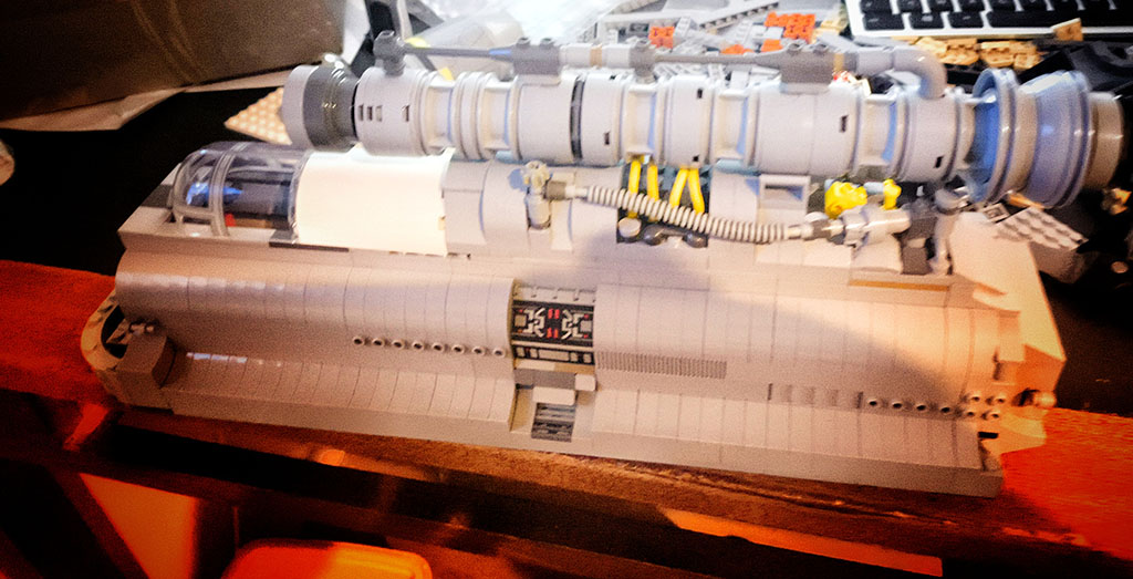 Vue latérale du moteur principal du train à répulsion LEGO – style Star Wars