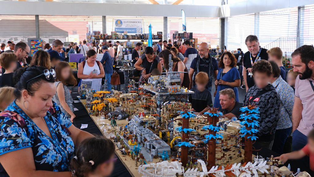 Visiteurs découvrant le diorama LEGO Eibon à Liffré en 2026, avec les visages des enfants floutés