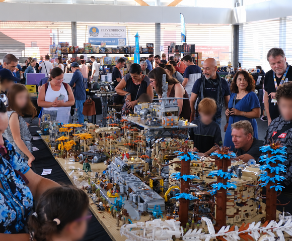 Visiteurs autour du diorama LEGO Star Wars Eibon à l’exposition de Liffré 2026, visages des enfants floutés
