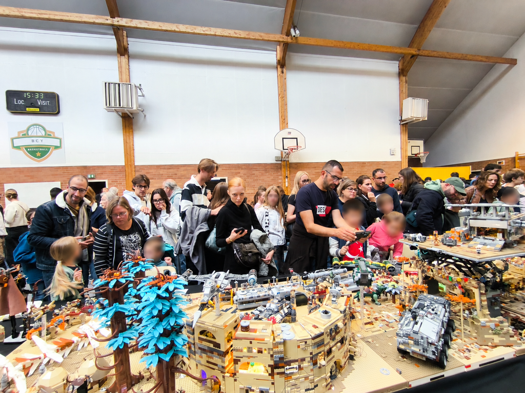 Visiteurs autour de la ville LEGO Eibon à Yvré en Briques 2026, avec les visages des enfants floutés